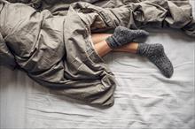 Vì sao bạn nên đeo tất chân đi ngủ buổi tối?