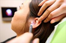 Nguy cơ nhiễm trùng khi lấy ráy tai ở tiệm cắt tóc