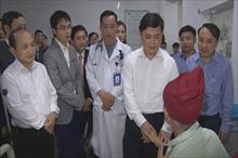 Chủ tịch tỉnh Nghệ An “vi hành” chúc Tết bệnh nhân đêm giao thừa
