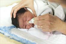 Bác sĩ bệnh viện Nhi trung ương hướng dẫn cha mẹ cách dùng nước muối sinh lý 'chuẩn' cho bé