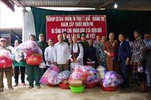 Trao quà, khám, cấp phát thuốc miễn phí cho nhân dân biên giới Quảng Trị