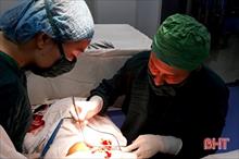 BVĐK Đức Thọ phẫu thuật lấy dị vật 12cm xuyên thủng tay bệnh nhân