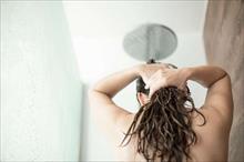 Để tóc ướt đi ngủ có hại không?