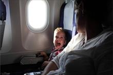 Tại sao em bé thường khóc trên máy bay?