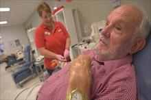 Người đàn ông Australia hiến máu hiếm 60 năm qua, cứu hơn 2 triệu người