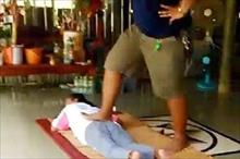 Clip: Hãi hùng kiểu massage giẫm đạp khiến khách nữ gãy xương, trật khớp