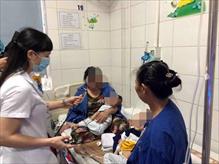 Hà Nội: Cặp song sinh 11 tháng nguy kịch vì mắc sởi