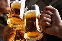 Có nên tự uống bia để giải ngộ độc rượu?