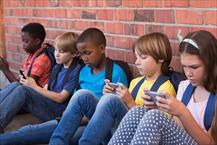 Chuyên gia cảnh báo: Trẻ chơi smartphone đẩy nhanh quá trình thoái hóa khớp