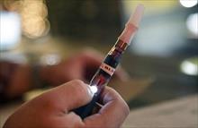 Hàng chục thanh thiếu niên nhập viện nghi hút thuốc lá điện tử