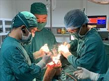 Phẫu thuật thành công thay khớp gối cho bệnh nhân 17 tuổi