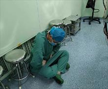 Bác sĩ ngồi bệt vì đau sau ca mổ dài 16 tiếng