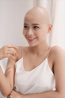 Cô gái ung thư vú thi nhan sắc với chiếc đầu trọc